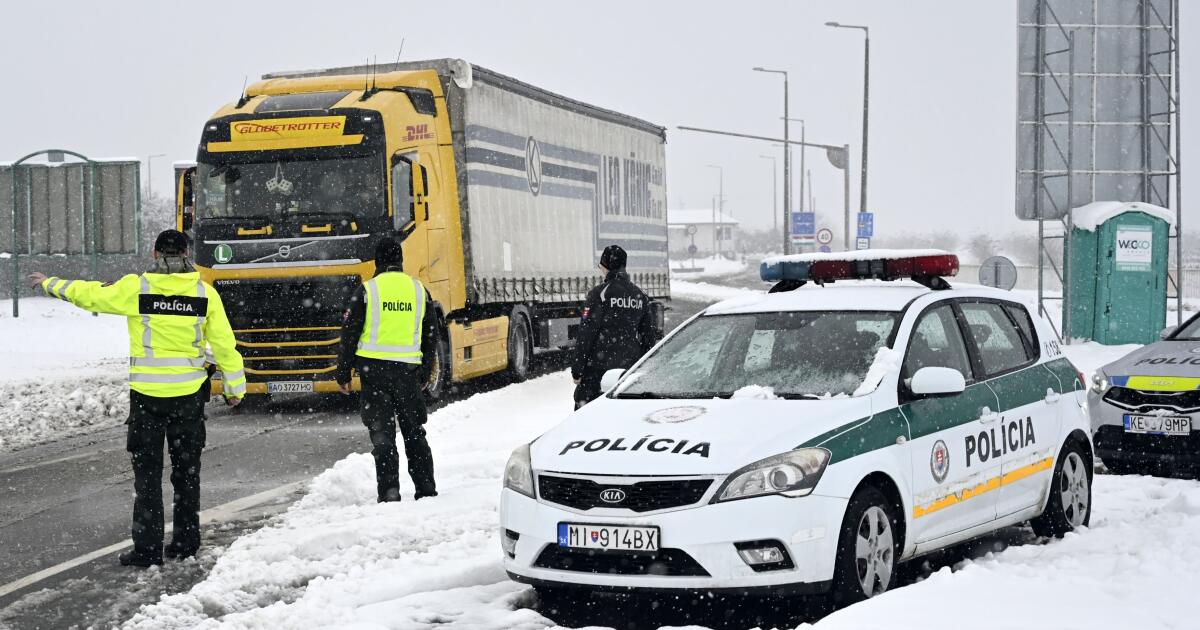 V Na Nehoda Na Dia Nici D Zrazili Sa Aut Na Ceste Sa Tvoria Kol Ny