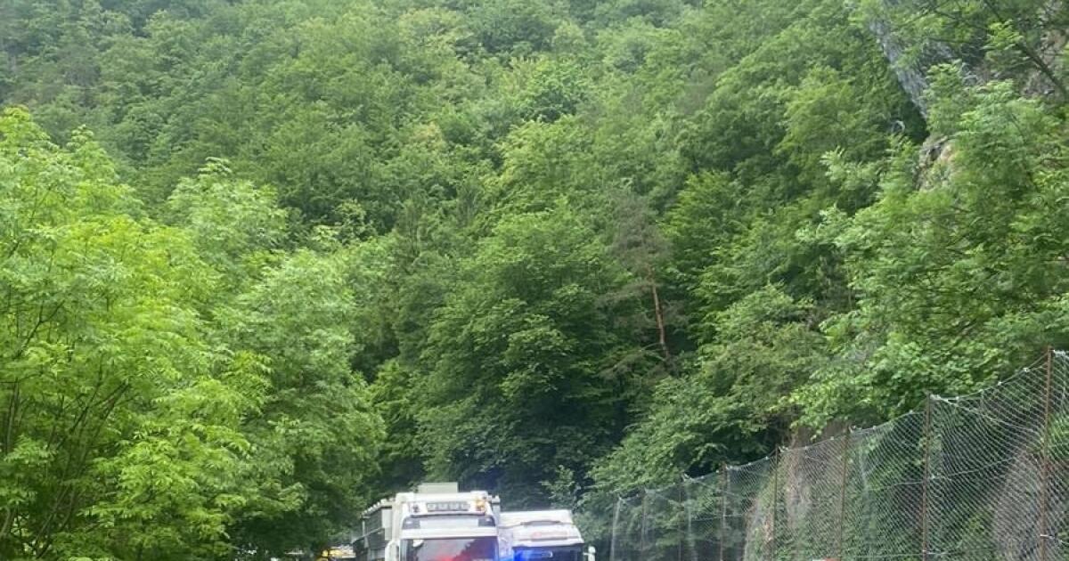 Hromadná nehoda pod Strečnom Zrazilo sa auto s kamiónmi hlásia