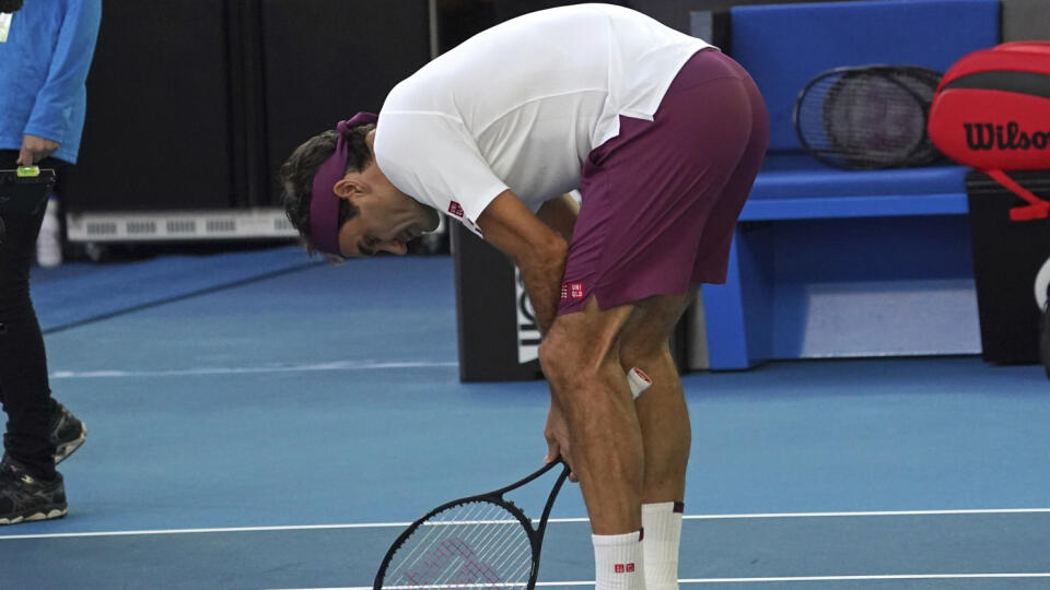 WA 12 Melbourne - Švajčiarsky tenista Roger Federer sa teší po výhre nad Američanom Tennysom Sandgrenom vo štvrťfinále mužskej dvojhry na grandslamovom turnaji Australian Open v Melbourne 28. januára 2020. FOTO TASR/AP
Switzerland's Roger Federer receives treatment from a trainer during his quarterfinal against Tennys Sandgren of the U.S. at the Australian Open tennis championship in Melbourne, Australia, Tuesday, Jan. 28, 2020. (AP Photo/Lee Jin-man)