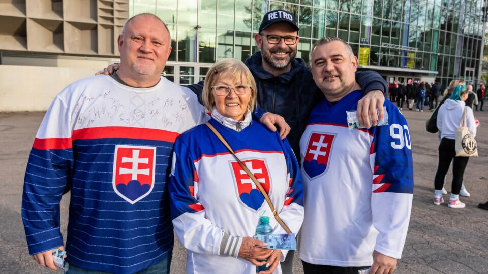Na snímke je mama Tomáša Tatara Mária a bratia Tibor a Marek.