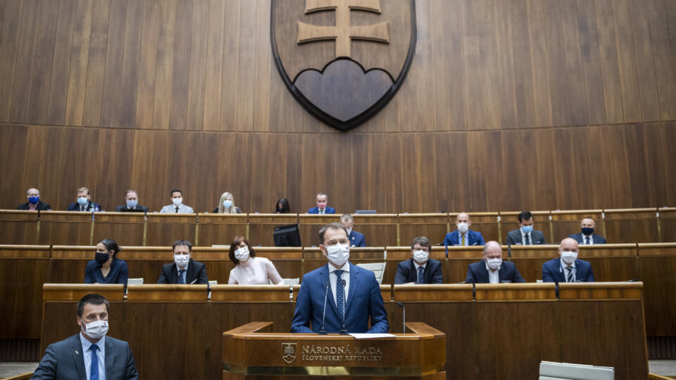 Na snímke je zľava v popredí Marián Viskupič (SaS) a predseda vlády SR Igor Matovič (OĽaNO) počas hlasovania o programovom vyhlásení vlády na 6. rokovaní NR SR v Bratislave.