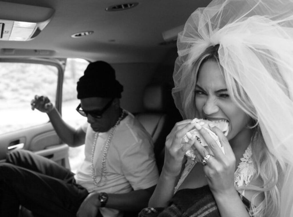 Beyoncé raňajkuje aj s manželom v aute, keď treba. Napríklad počas nakrúcania reklamy.