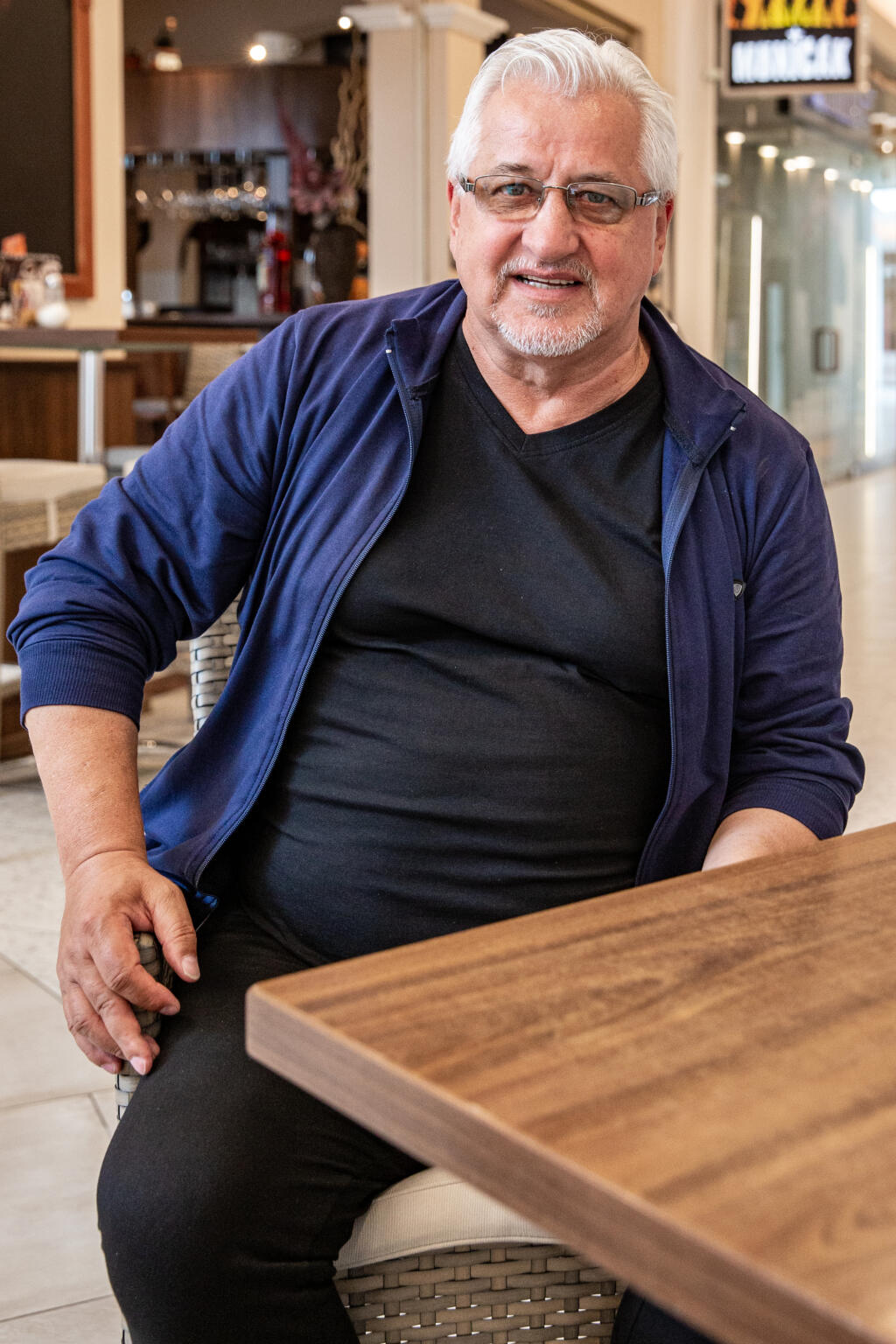 Na snímke je Vincent Lukáč slovenská hokejová legenda počas rozhovoru v Bratislave.