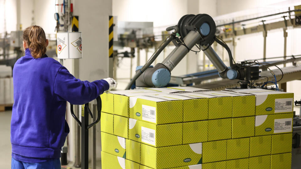 Na snímke zamestnankyňa pri práci vo fabrike Nestlé Slovensko v pondelok 11. novembra 2024 v Prievidzi. FOTO TASR - Daniel Stehlík
