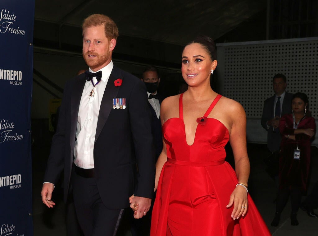 Meghan Markl zaujalav ohnivo červených šatách.