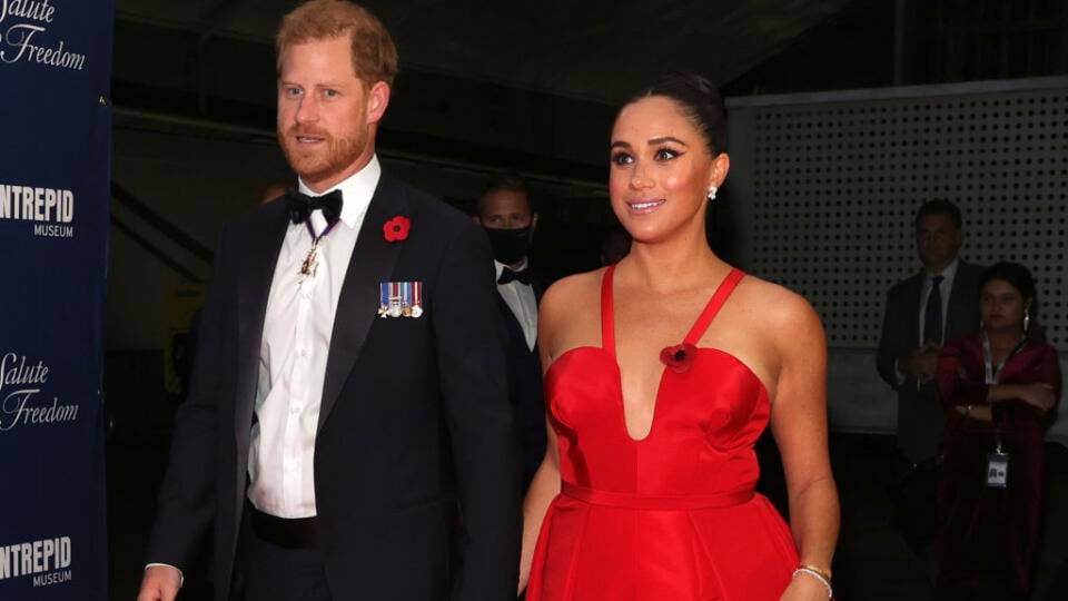Meghan Markl zaujala v ohnivo červených šatách.