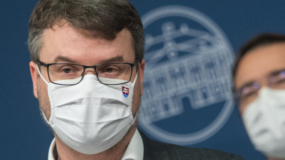 Na snímke zľava podpredseda vlády SR Štefan Holý a minister zdravotníctva SR Marek Krajčí počas tlačovej konferencie po ukončení 60. rokovania vlády SR 16. decembra 2020 v Bratislave. FOTO TASR - Martin Baumann