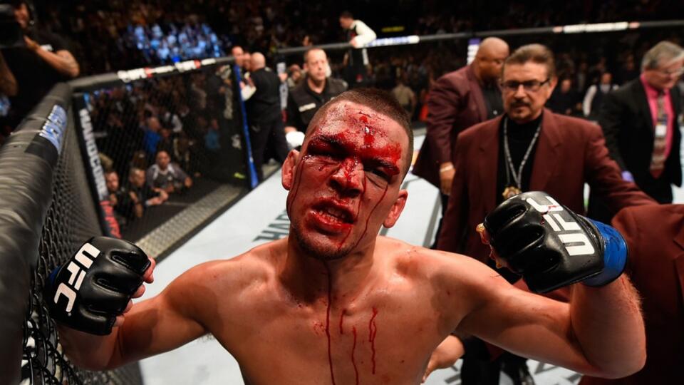MMA, to nie sú len krvavé rany a tvrdé chmaty, ktoré si fanúšikovia užívajú pri zápasoch.
Pri nekompromisných súbojoch vznikajú momentky, po ktorých raz divákom prebehnú zimomriavky po tele, inokedy ich zase poriadne rozosmejú.
Okrem krvavých kúpeľov a bláznivých lietajúcich póz bojovníci v klietke ukázali všelijaké polohy: ruka v zadku, ale aj hlava v rozkroku, ako bonus to jedna z bojovníčok nevydržala a z klietky si urobila toaletu. Útok súperky totiž nezvládla a vyšlo z nej niečo, čo malo vyjsť až po skončení zápasu na WC.