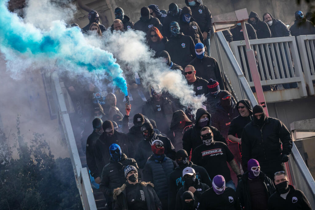 Na snímke je príchod fanúšikov ŠK Slovan Bratislava do Trnavy a ich eskorta na štadión FC Spartak Trnava.