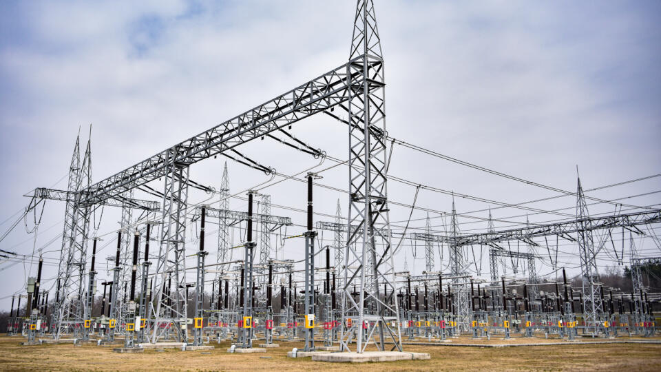 Elektrizačné prenosové sústavy Ukrajiny a Moldavska sa v stredu 16. marca 2022 prepojili s európskou sieťou. Dôležitú úlohu v tom podľa Ministerstva financií (MF) SR zohralo aj Slovensko.
Ukrajina po napadnutí Ruskom požiadala európske krajiny o urýchlené prepojenie elektrizačných sústav. Na snímke elektrická rozvodňa Slovenskej elektrizačnej prenosovej sústavy v Stupave 17. marca 2022. FOTO TASR - Pavol Zachar