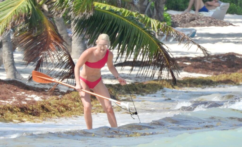 Lindsey pri ťahaní paddleboardu predviedla najmä vypracované brucho s vyrysovanými svalmi.
