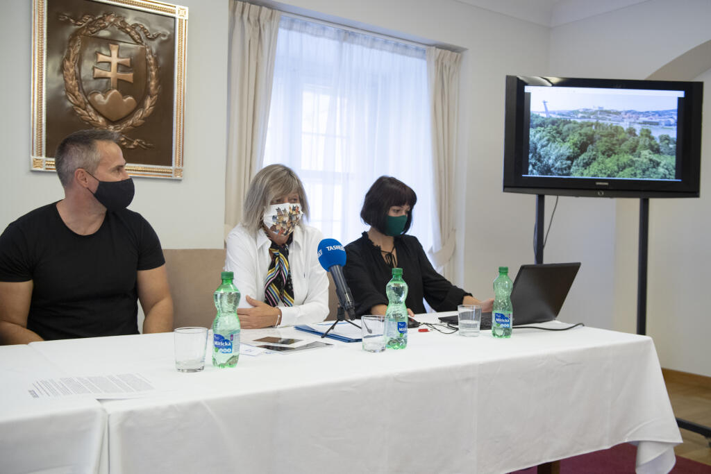 Držiteľ Grantu Bratislavy 21 Matej Kalina, riaditeľka súťaže Slovak Press Photo Jana Garvoltová a minuloročná držiteľka osobitnej ceny Jana Šantová počas tlačovej konferencie