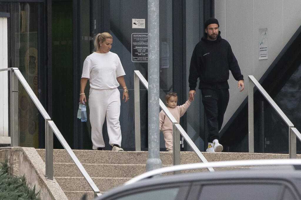 Bývalá tenistka Dominika Navara Cibulková a jej manžel Michal Navara vzali svojho syna Jakubka do detského centra Kids House v bratislavskom Aircraft sport hose nedaľeko letiska M.R. Štefánika.