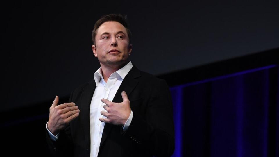 Elon Musk je podnikateľ, vynálezca, miliardár a vizionár.