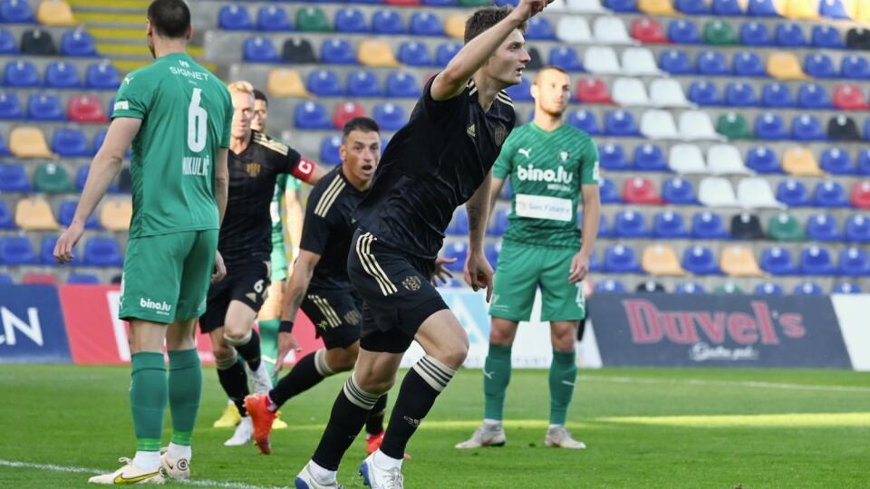 Na snímke hráč Spartaka Sebastián Kóša sa raduje z gólu počas zápasu 2. predkola Európskej konferenčnej ligy medzi FK Auda a FC Spartak Trnava v lotyšskej Rige vo štvrtok 27. júla 2023. FOTO TASR - Lukáš Grinaj