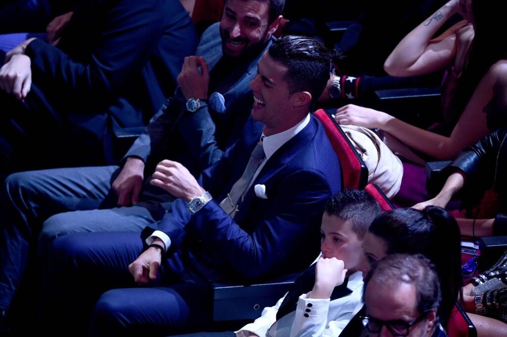 Ronaldo sa počas galavečera veľmi dobre bavil. Až kým jeho polovička nepredviedla zvodný tanec v náruči profesionálneho tanečníka.
