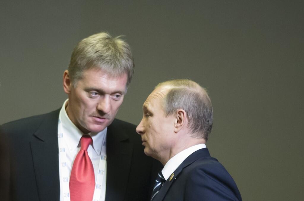 WA 35 archív Antalya - Na archívnej snímke zo 16. novembra 2015 ruský prezident Vladimir Putin (vpravo), hovorca Kremľa Dmitrij Peskov (druhý sprava) a šéf ruskej diplomacie Dmitrij Lavrov (vľavo) sa rozprávajú po skončení rozhovorov s britským premiérom Davidom Cameronom na summite G-20 v tureckom meste Antalya. Ekonomické sankcie voči Turecku zo strany Ruska sú spojené s narastajúcou teroristickou hrozbou a majú preventívny charakter. Uviedol to v stredu 2. decembra 2015  pred novinármi hovorc