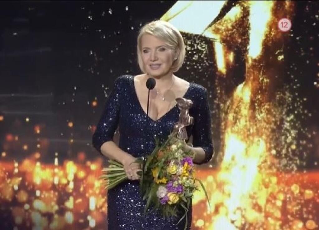 Moderátorka Aneta Parišková mala na sebe nádherné ligotavé šaty s odvážnym výstrihom, vďaka ktorému predviedla dokonalý dekolt.
