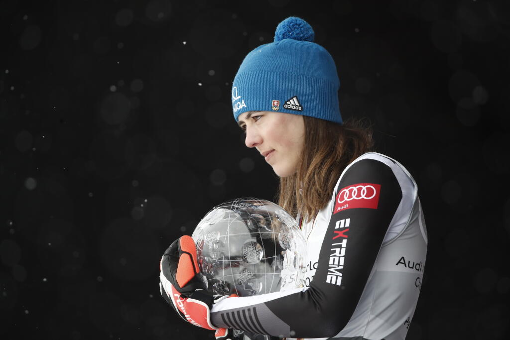 JB 76 Lenzerheide - Slovenská lyžiarka Petra Vlhová drží veľký kryštáľový glóbus za celkové prvenstvo Svetového pohára v alpskom lyžovaní vo švajčiarskom Lenzerheide 21. marca 2021