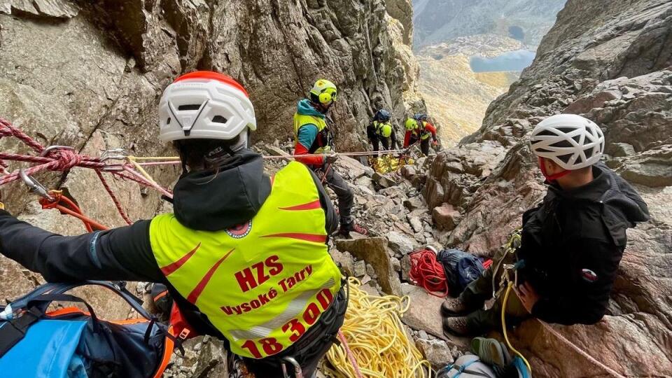 Horskí záchranári v nedeľu popoludní pomáhali 28-ročnému poľskému turistovi na ferrate Kyseľ v časti Temnica. Muža zasiahla uvoľnená skala a spôsobila mu vážne poranenie hlavy s následným bezvedomím. (Ilustračné foto)