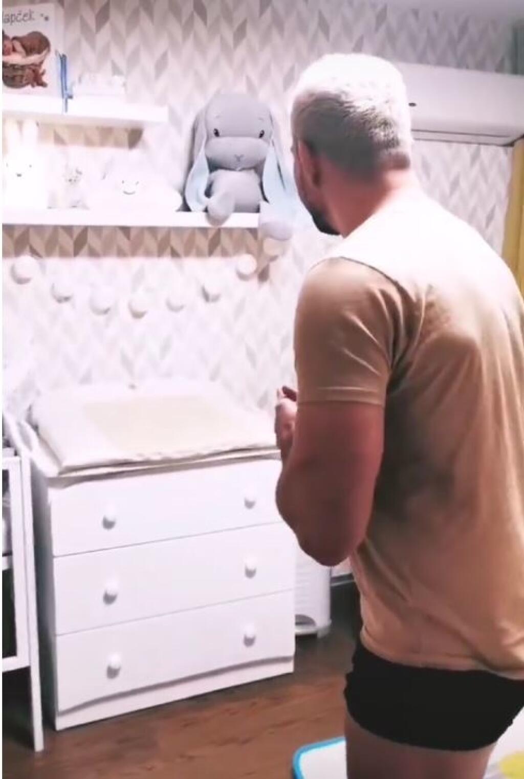 Végh sa spolu s manželkou Natáliou radi pochvália aj zábermi zo súkromia, v ktorom odhalia svoje bývanie a zákutia ich domu v Trnave.