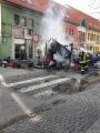 Priamo v centre Skalice vyletelo do vzduchu auto - explodovali v ňom plynové bomby