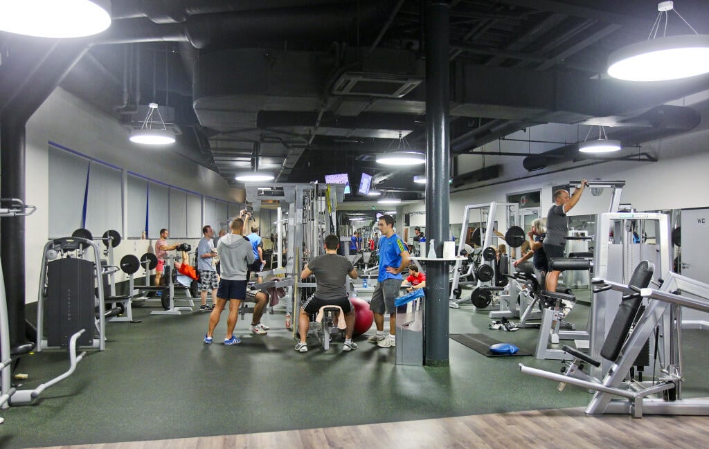 Na ilustracnej snimke zaplnene fitness centrum GOLEM v bratislavskom obchodnom centre AUPARK.