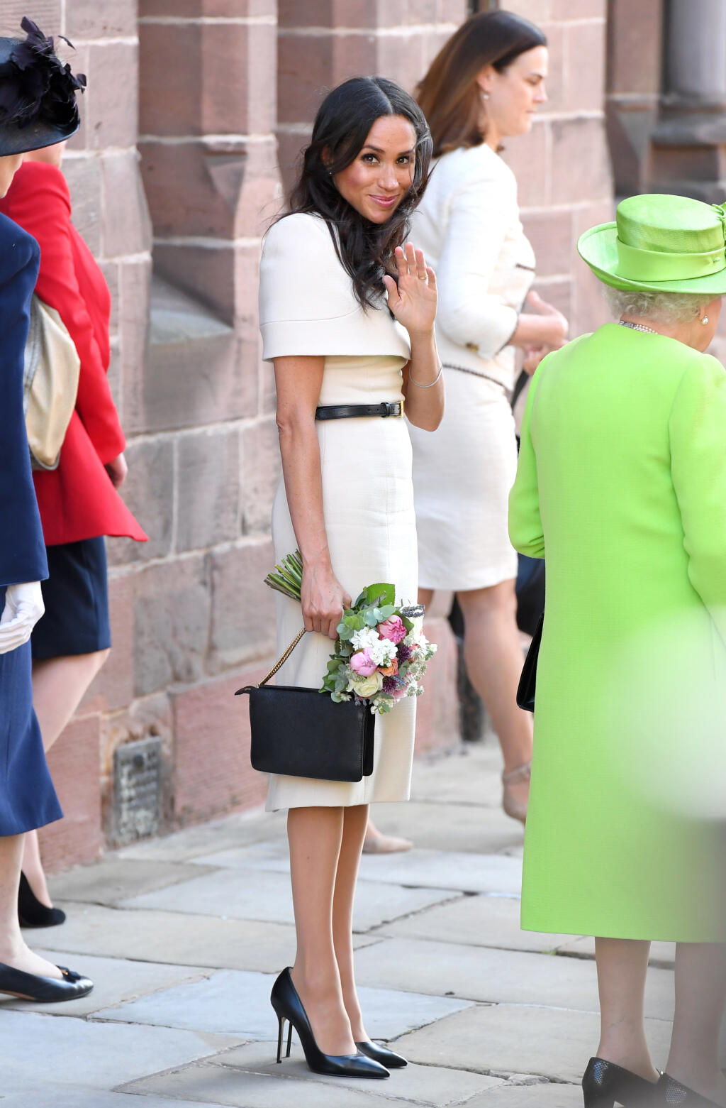 Prečo Meghan Markle nosí topánky o číslo väčšie? Chytrý stylingový trik celebrít vás dostane!