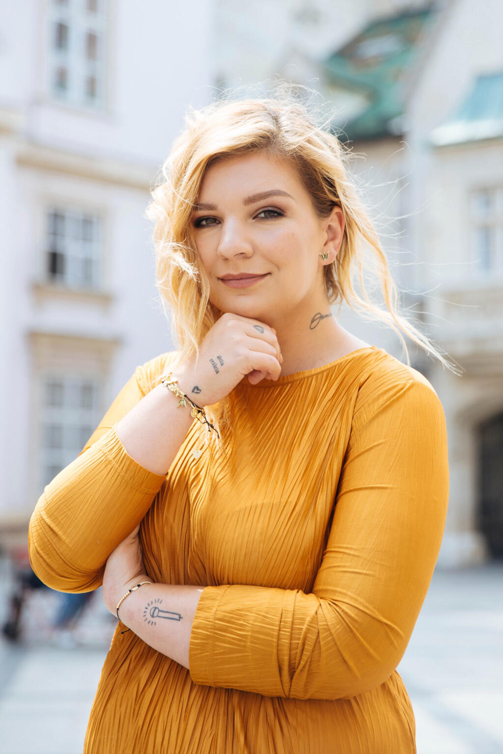 Komička Simona Salátová prezentuje šperky Petry Toth.