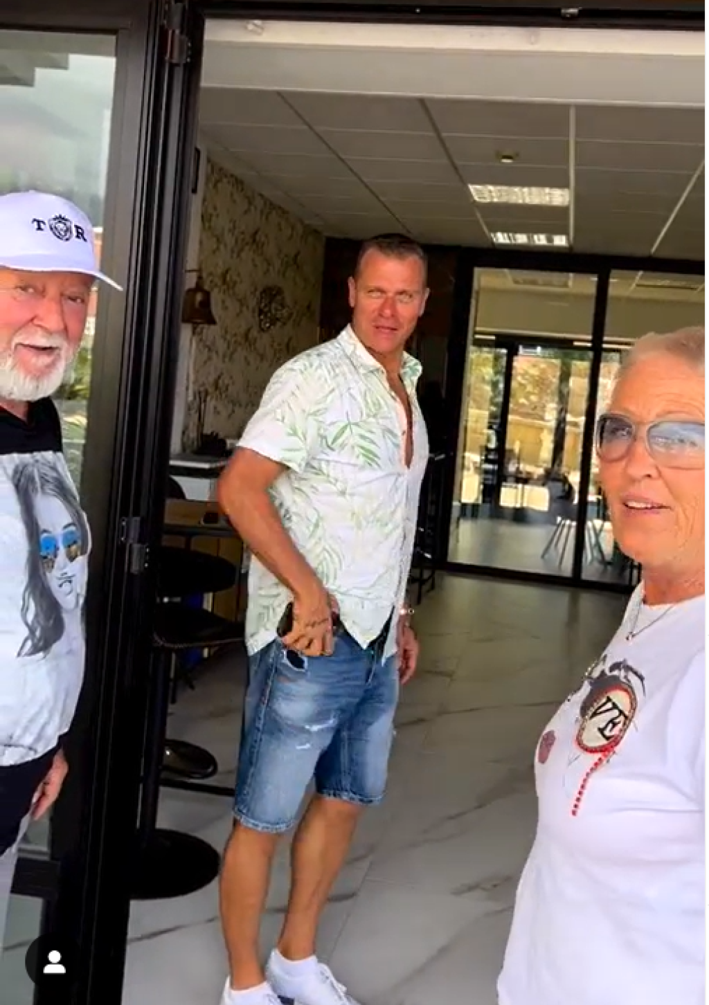 Belohorcovej rodičia a manžel Vlasta pred realitnou kanceláriou Tenerife Real.