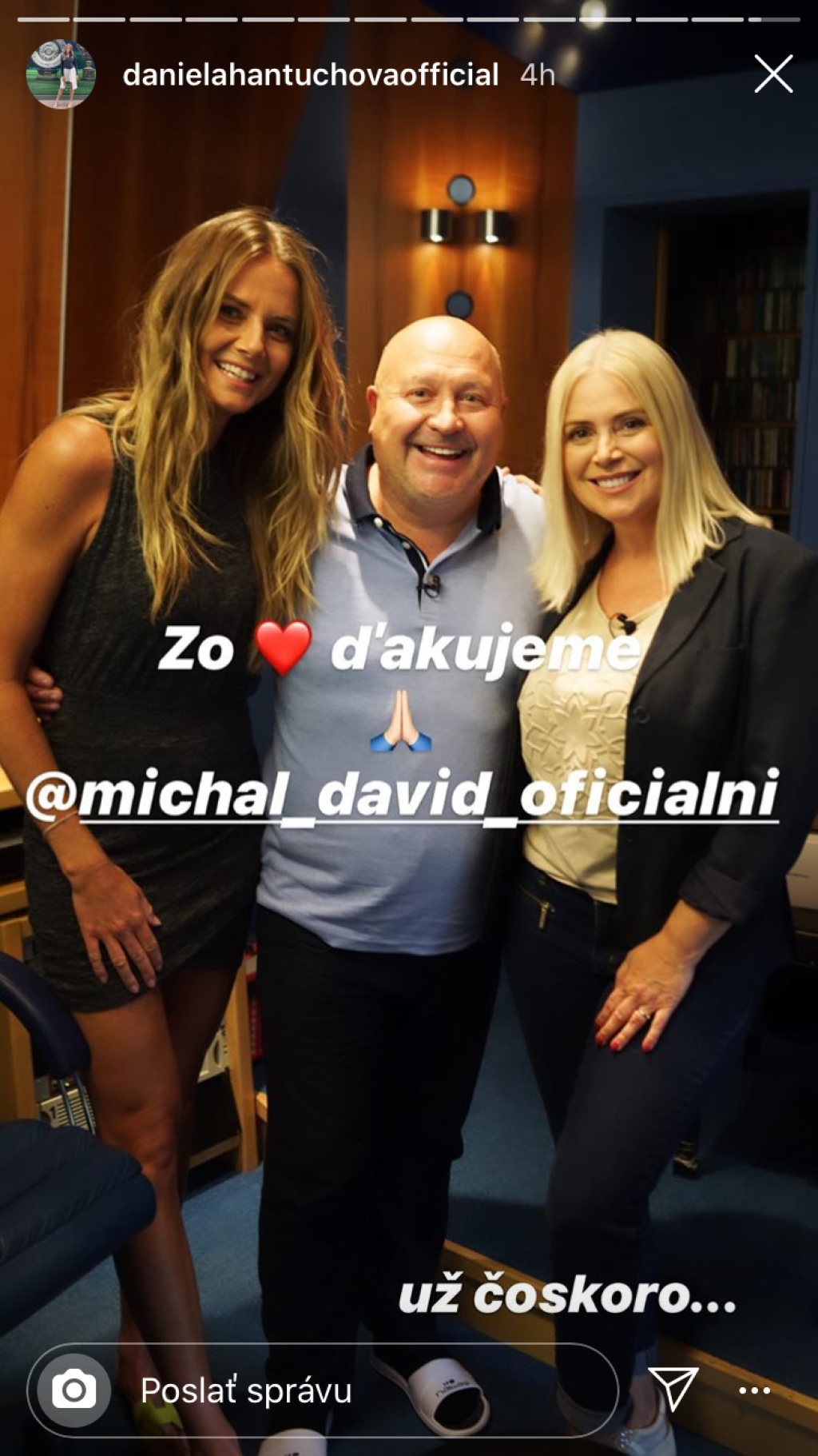 Spevák pustil dámy aj do svojho nahrávacieho štúdia.