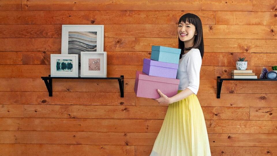 Keď v roku 2014 Marie Kondo vydala knihu Kúzelné upratovanie, odrazu sa celý svet zbláznil zo skladania oblečenia na trikrát, triedenia vecí podľa toho, či im prinášali radosť, a pred tým, než ich vyhodili, im poďakovali.
