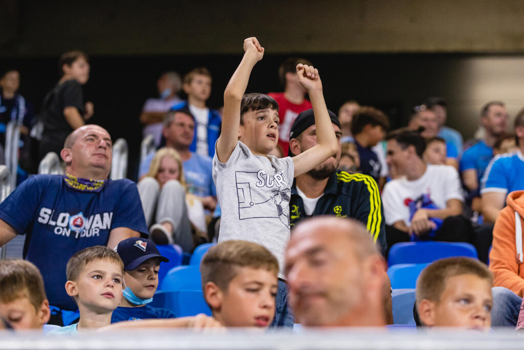Na snímke detskí fanúšikovia v hľadisku počas zápasu F skupiny Európskej konferenčnej ligy medzi ŠK Slovan Bratislava a FC Kodaň.