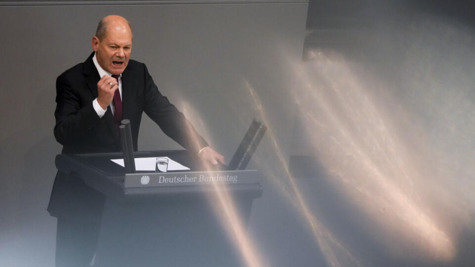 PK 23 Berlín - Na snímke nemecký kancelár Olaf Scholz reční o politike jeho vlády vrámci rozhovorov o rozpočte na rok 2023 v nemeckom parlamente Bundestag v Berlíne 7. septembra 2022. FOTO TASR/AP
German Chancellor Olaf Scholz delivers his speech about his governments policy as part of the budget 2023 debate at the German parliament Bundestag in Berlin, Germany, Wednesday, Sept. 7, 2022. (AP Photo/Markus Schreiber)