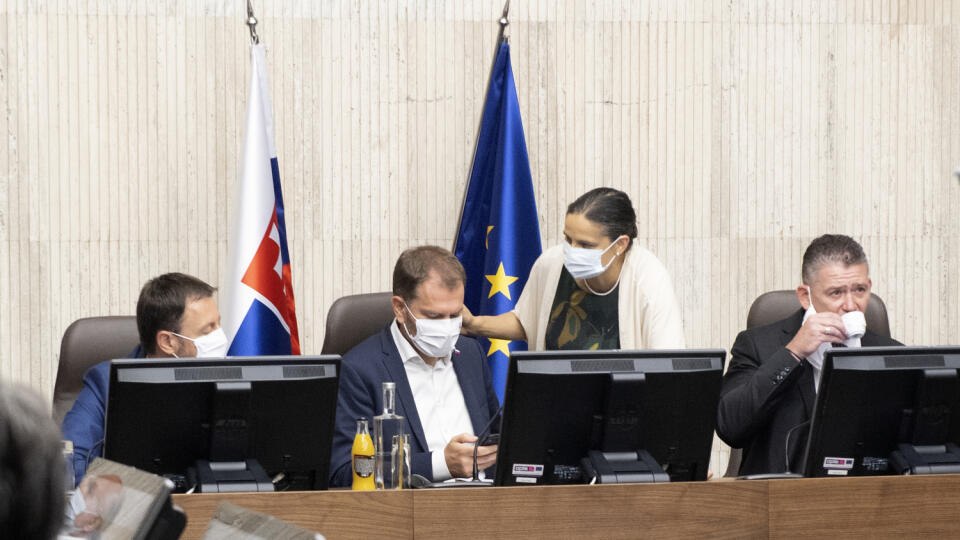 Na snímke zľava minister financií Eduard Heger (OĽaNO), predseda vlády SR Igor Matovič (OĽaNO), ministerka spravodlivosti Mária Kolíková (Za ľudí) a minister vnútra Roman Mikulec (OĽaNO) počas 33. schôdze vlády SR v Bratislave. FOTO TASR - Pavel Neubauer
