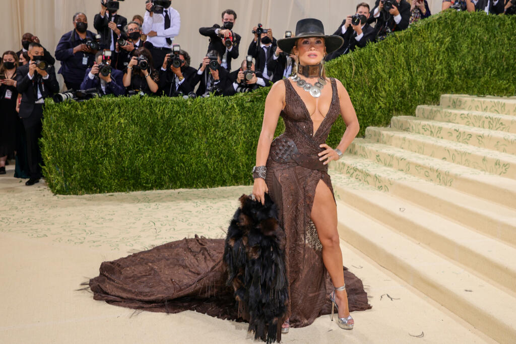Jennifer Lopez šatách Ralph Lauren.