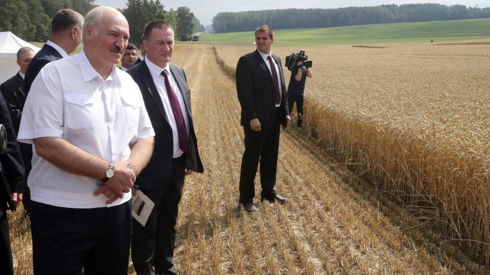EBE 12 Novaja Žizň - Na snímke vľavo bieloruský prezident Alexandr Lukašenko počas žavy na poli na drzžstve Novaja Žizň 27. júla 2020. FOTO TASR/AP
Belarus President Alexander Lukashenko, left, stands on the field as he visits the Novaya Zhizn (New Life) agricultural enterprise in the Nesvizh district, Belarus, Monday, July 27, 2020. The presidential election in Belarus is scheduled for Aug. 9, 2020. (Nikolai Petrov/BelTA Pool Photo via AP)