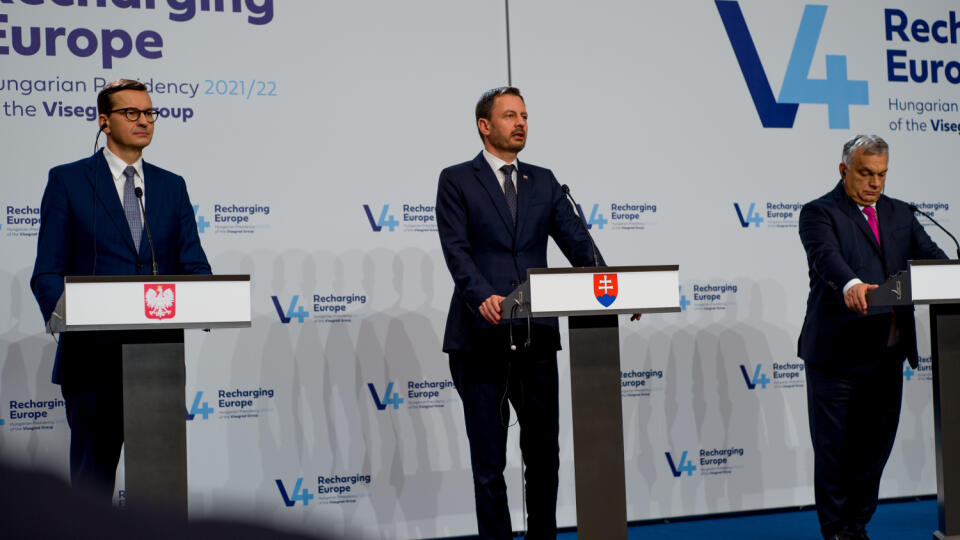 Premiéri Vyšehradskej štvorky (V4) zľava Mateusz Morawiecki (Poľsko), Eduard Heger (Slovensko) a Viktor Orbán (Maďarsko) počas tlačovej konferencie po mimoriadnom summite predsedov vlád V4 v Budapešti v utorok 23. novembra 2021. FOTO TASR - Ladislav Vallach