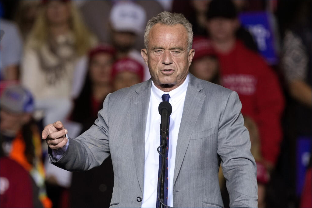 KK48 archív Milwaukee - Na archívnej snímke z 1. novembra 2024 Robert F. Kennedy mladší hovorí počas predvolebnej kampane republikánskeho prezidentského kandidáta Donalda Trumpa v americkom Milwaukee. Novozvolený americký prezident Donald Trump vo štvrtok oznámil, že do funkcie ministra zdravotníctva a ľudských zdrojov USA nominoval Roberta F. Kennedyho mladšieho. FOTO TASR/AP
FILE - Robert F. Kennedy Jr., speaks before Republican presidential nominee former President Donald Trump at a campaign 