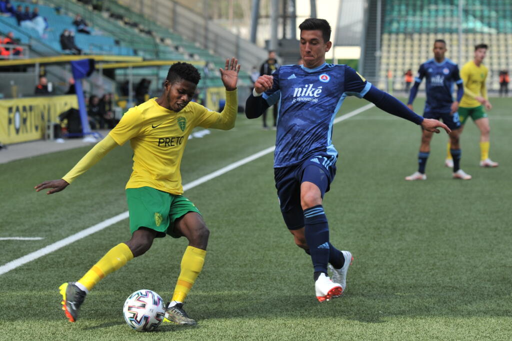 Na snímke zľava Benson Anong (Žilina) a Vernon de Marco (Slovan) v zápase 6. kola nadstavbovej časti futbalovej Fortuna ligy, skupiny o titul MŠK Žilina- ŠK Slovan Bratislava v Žiline 25. apríla 2021. FOTO TASR - Erika Ďurčová