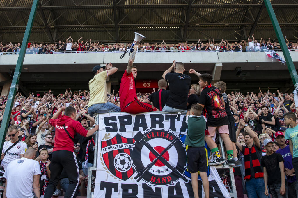 Škrtel sa po zápase rozlúčil aj s fanúšikmi a poriadne to s nimi roztočil.
