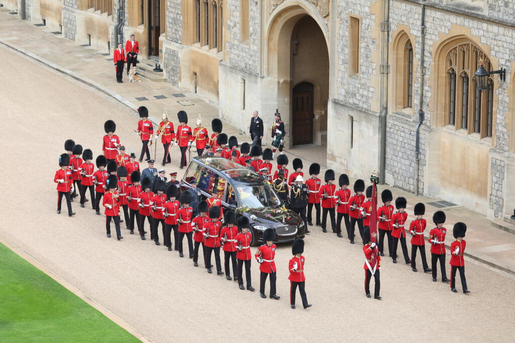 Pohrebný voz preváža rakvu s pozostatkami zosnulej britskej kráľovnej Alžbety II. do areálu Windsorského hradu.