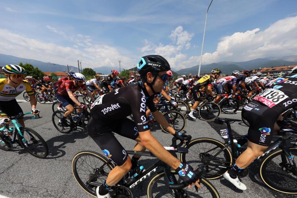 Štart 20. etapy Giro d´Italia vyvolal v mestečku Verbania-Valle Spluga ošiaľ. Stovky fanúšikov vyprevádzali cyklistov na 164-kilometrovú trať.