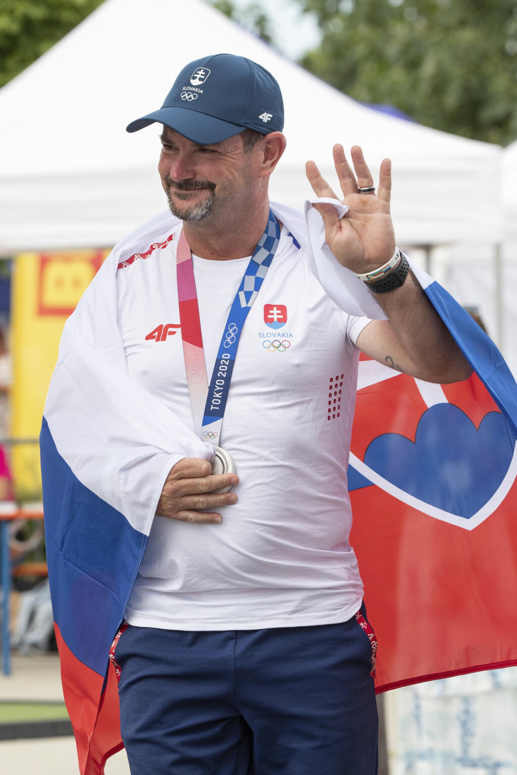 Autogramiáda slovenských olympionikov po návrate z japonského Tokia v X-Bionic Šamorín. Na snímke strieborný golfista Rory Sabbatini so slovenskou vlajkou.