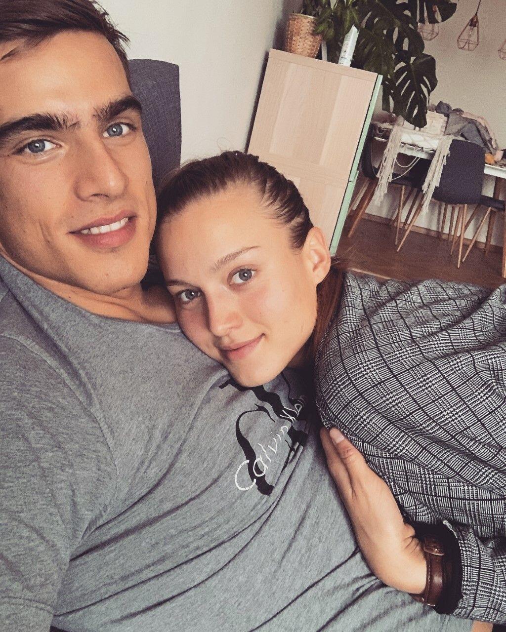 ZADANÝ S priateľkou, ktorá je tiež modelka, sú už takmer päť rokov. Zarobené peniaze míňajú na cestovanie