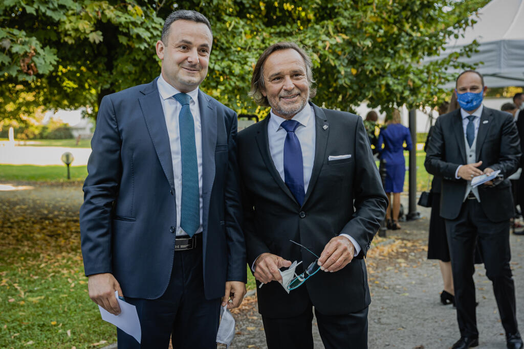 Pápež František sa v pondelok 13.9. 2021 zúčastnil oficiálneho prijatia u Prezidentky Slovenskej republiky Zuzany Čapautovej a následného stretnutia s osobnosťami politického, spoločonského aj kultúrnehon života v záhrade Prezidentského paláca. Na snímke Predseda Správy štátnych hmotných rezerv Ján Rudolf a herec Jozef Vajda.
