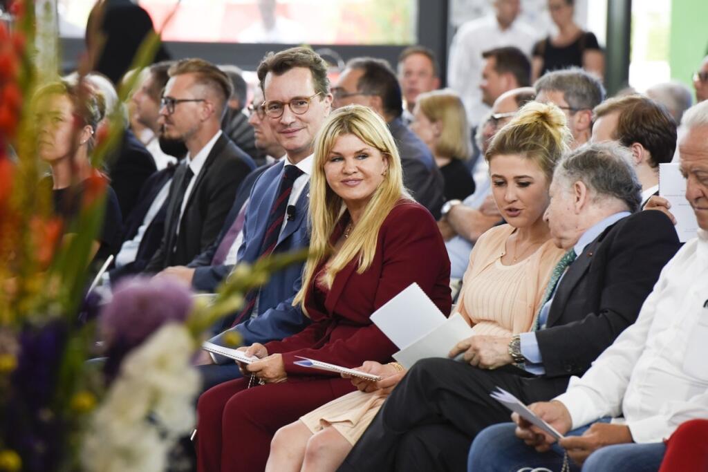Corinna sa najskôr usmievala. Prišla si prevziať ocenenie, ktoré dostal Michael za svoju charitatívnu činnosť.