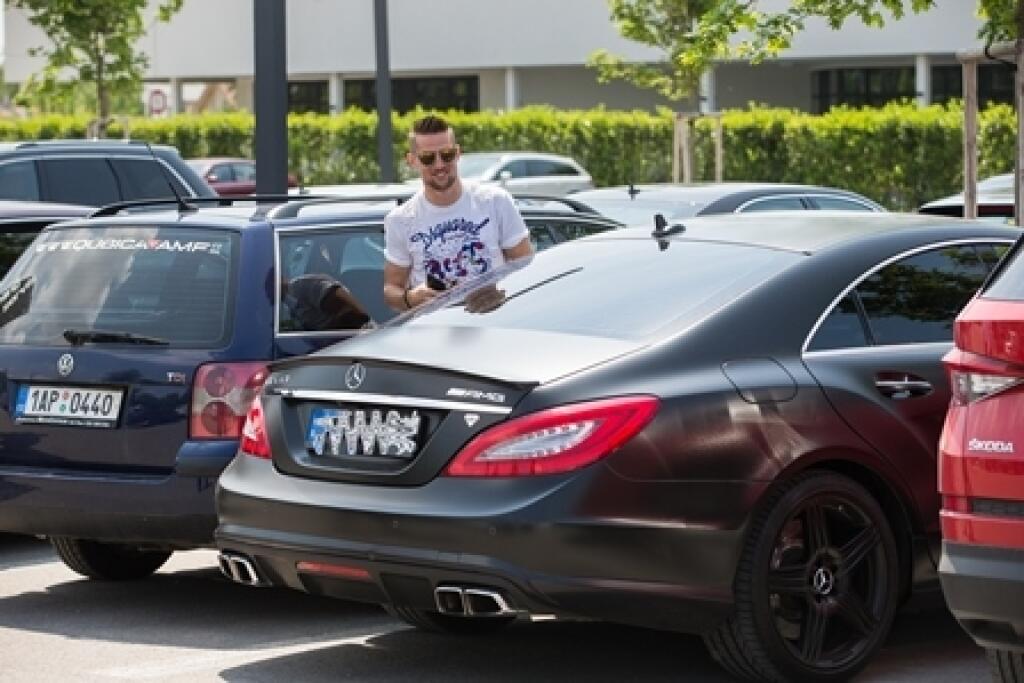Na zraz v roku 2017 sa Mak doviezol už na Mercedese. Nie však obyčajnom. Trieda CLS 63 v špeciálnej úprave AMG, ktorú podľa fotografie, začína na 118-tisícoch a pod kapotou ukrýva 557 koní.
