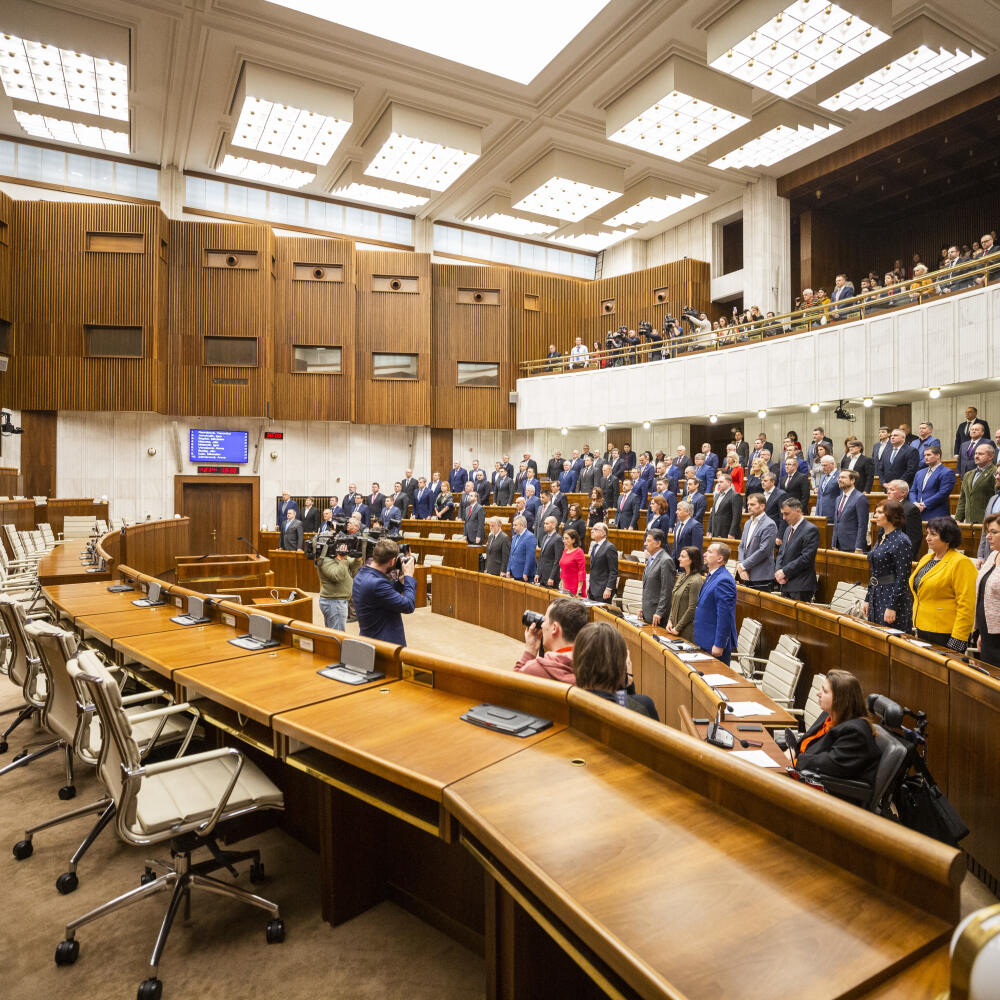 Na snímke poslanci NR SR počas minúty ticha za zosnulého predsedu českého Senátu Jaroslava Kuberu na otvorení 57. schôdze NR SR v Bratislave 21. januára 2020. FOTO TASR - Jaroslav Novák