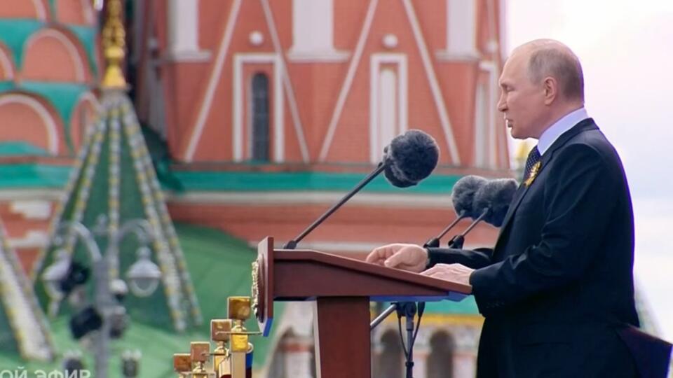 Na Červenom námestí v Moskve sa v pondelok začala slávnostná vojenská prehliadka pri príležitosti 77. výročia víťazstva nad Nemeckom v druhej svetovej vojne. Informovala o tom spravodajská stanica France 24.